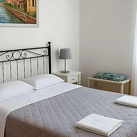 Es - Essential Solution&emotion Stories Bed & Breakfast Verona